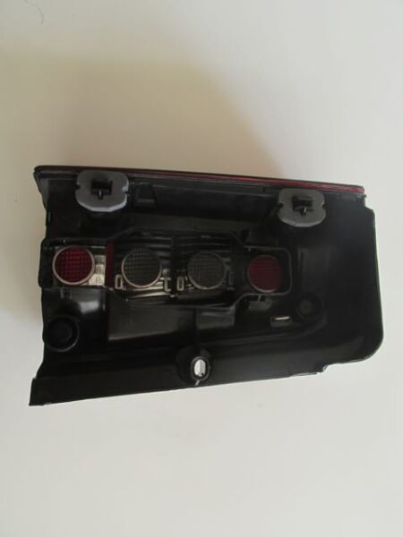 PEUGEOT PARTNER- 96/02; STOP LAMBASI SAĞ KIRMIZI/FÜME (BAGAJ KAPAĞI YUKARIYA AÇILAN TİP) (MARS)