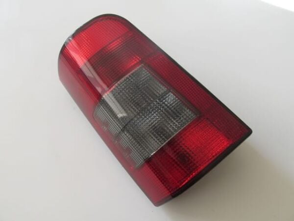 PEUGEOT PARTNER- 96/02; STOP LAMBASI SOL KIRMIZI/FÜME (BAGAJ KAPAĞI YUKARIYA AÇILAN TİP) (MARS)