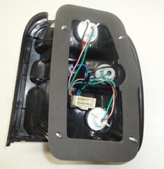 KIA SPORTAGE- 99/02; STOP LAMBASI SAĞ BEYAZ/KIRMIZI ŞEFFAF CAMLI (FAMELLA)