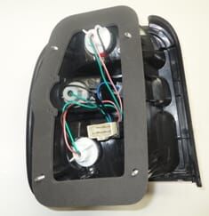 KIA SPORTAGE- 99/02; STOP LAMBASI SOL BEYAZ/KIRMIZI ŞEFFAF CAMLI (FAMELLA)