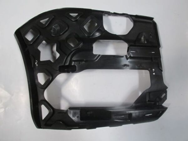 VOLKSWAGEN CADDY- 15/20; ÖN TAMPON BAĞLANTI BRAKETİ BÜYÜK SAĞ (YAN KULAĞA TAKILAN) (MAXI VAN)(TYG)