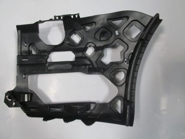 VOLKSWAGEN CADDY- 15/20; ÖN TAMPON BAĞLANTI BRAKETİ BÜYÜK SAĞ (YAN KULAĞA TAKILAN) (MAXI VAN)(TYG)