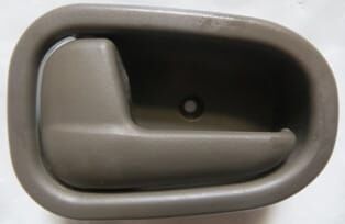 KIA SPORTAGE- 95/02; ÖN KAPI İÇ AÇMA KOLU SOL AÇIK KAHVERENGİ (HUSHAN)