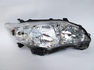 TOYOTA COROLLA- E150- 10/13; FAR LAMBASI SAĞ ELEKTRİKLİ/MOTORSUZ (SİYAH GÖVDE)(HB4/HB3) (CASP)