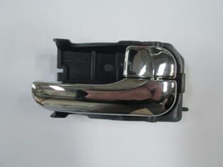 NISSAN MAXIMA- A32- 95/00; ÖN KAPI İÇ AÇMA KOLU SAĞ NİKELAJLI (HUSHAN)