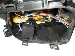 AUDI A6- 05/09; FAR LAMBASI SAĞ ELEKTRİKLİ/MOTORSUZ/MERCEKSİZ (H7/H1) (FAMELLA)