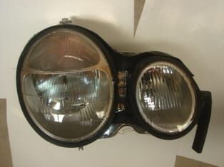 MERCEDES E CLASS- W210- 96/99; FAR LAMBASI SAĞ VAKUM AYARLI/ÇİZGİLİ CAMLI/4PİNLİ (H7/H7)(FAMELLA)