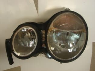 MERCEDES E CLASS- W210- 96/99; FAR LAMBASI SOL VAKUM AYARLI/ÇİZGİLİ CAMLI/4PİNLİ (H7/H7)(FAMELLA)