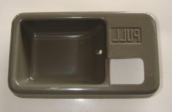 SUZUKI CARRY- 90/98; ÖN KAPI İÇ AÇMA KOLU ÇERÇEVESİ SAĞ GRİ (HUSHAN)