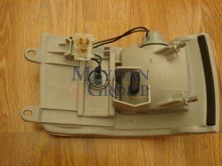 NISSAN URVAN- MİNİBÜS- E24- 94/97; ÖN SİNYAL SOL BEYAZ BALONLU (ÇERÇEVESİZ TİP) (TYC)