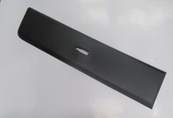 PEUGEOT BOXER- 07/13; ARKA ÇAMURLUK BANDI ÖN TARAF SAĞ (SİNYAL DELİKLİ) (KLİPSLİ)