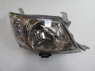 TOYOTA HILUX- PICK UP VIGO- 10/11; FAR LAMBASI SAĞ ELEKTRİKLİ/MOTORSUZ/BEYAZ SİNYALLİ (H4)