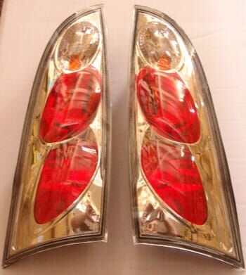 FORD FOCUS- HB- 98/05; MODİFİYE STOP LAMBASI SAĞ/SOL SET 2 PARÇA NİKELAJLI/KIRMIZI (5KAPI) (TYC)