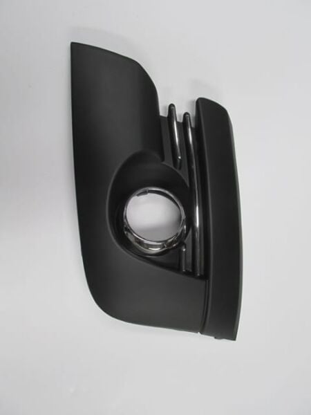 PEUGEOT 3008- 09/13; SİS LAMBA KAPAĞI SOL SİS DELİKLİ (SİS ÇERÇEVESİ NİKELAJLI) (TYG)