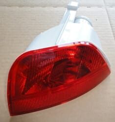 FORD FOCUS- HB- 05/07; ARKA SİS LAMBASI SOL KIRMIZI (5KAPI)(FAMELLA)