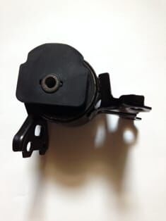 MITSUBISHI LANCER- 08/16; ÖN MOTOR TAKOZU SOL (TENACITY)