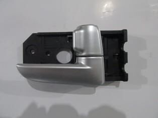 KIA CERATO- 04/05; ÖN KAPI İÇ AÇMA KOLU SAĞ SİYAH (ELCEĞİ GÜMÜŞ GRİ) (HUSHAN)