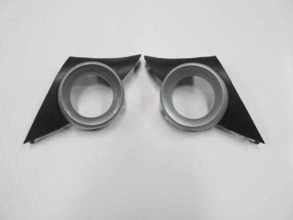 PEUGEOT 207- 06/09; SİS LAMBA KAPAĞI SAĞ/SOL SET (2 PARÇA) SİS DELİKLİ ÇERÇEVESİ GRİ