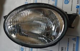 TOYOTA COROLLA- AE111- 99/00; FAR LAMBASI SOL MANUEL (YUVARLAK FARLI TİP) H4 (CASP/FAMELLA)