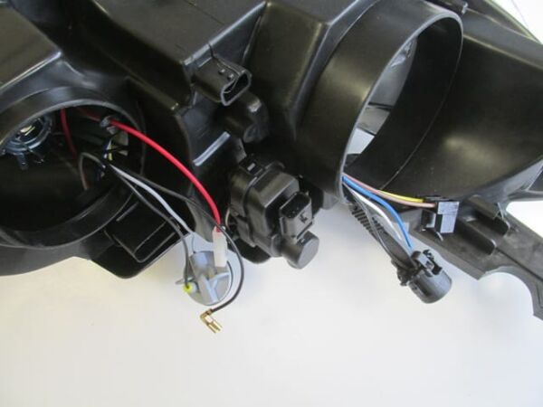 PEUGEOT 301- 13/16; FAR LAMBASI SOL ELEKTRİKLİ/MOTORLU) (H7/H1) (AYFAR) (E MARKLI)