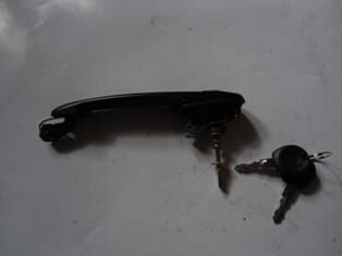 VOLKSWAGEN CADDY- 96/03; ÖN KAPI DIŞ AÇMA KOLU SAĞ/SOL AYNI (ADET) SİYAH (ŞİFRELİ VE ANAHTARLI)