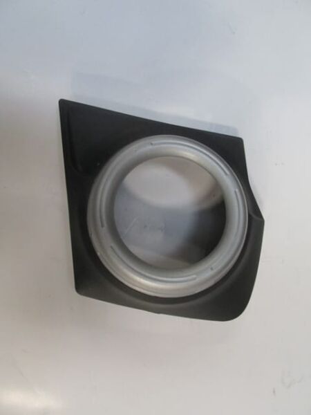 MITSUBISHI L200- PICK UP- 15/18; SİS LAMBA KAPAĞI SAĞ SİS DELİKLİ (CASP)