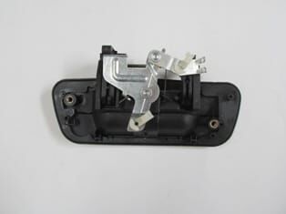 ISUZU D MAX- PICK UP- 07/12; BAGAJ KAPAĞI ORTA AÇMA KOLU SİYAH (KİLİT DELİKSİZ) (BFN)