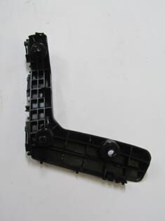 TOYOTA COROLLA- NDE180- 13/16; ÖN TAMPON İÇ BAĞLANTI BRAKETİ SAĞ (YAN KULAĞA TAKILAN) (TYG)