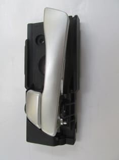 HYUNDAI ACCENT- BLUE- 11/18; ÖN KAPI İÇ AÇMA KOLU SOL SİYAH (ELCEĞİ GÜMÜŞ GRİ) (HUSHAN)